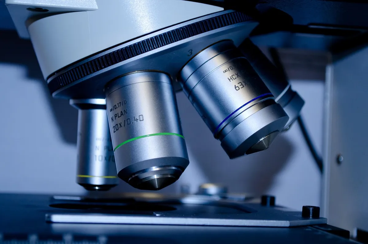 microscope, slide, research, close-up, test, experiment, micro, microscopy, plate, scrutiny, medical, tool, red, sample, study, laboratory, biotechnology, light