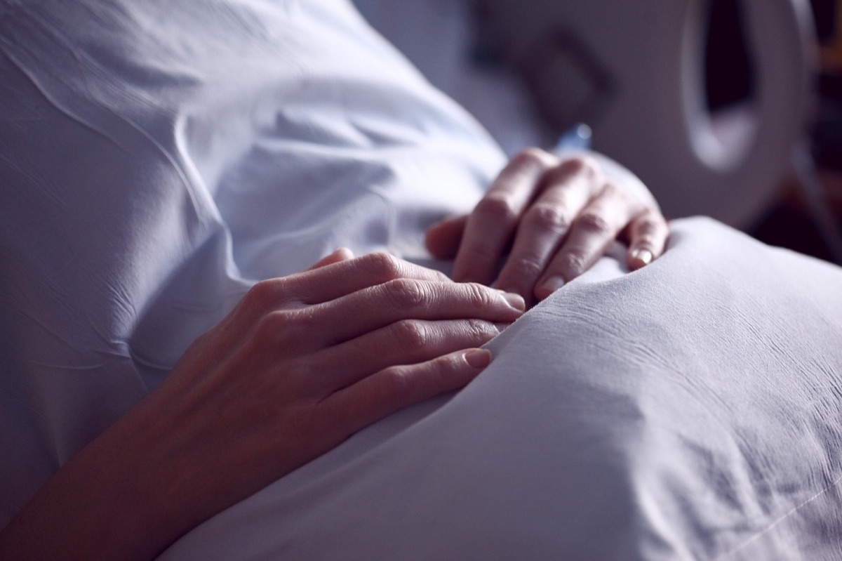 Krankenlager in Krankenhaus, zeigt körperliche Anforderungen
