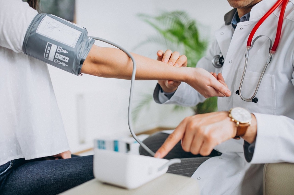 Doctor examinando vitales de paciente
