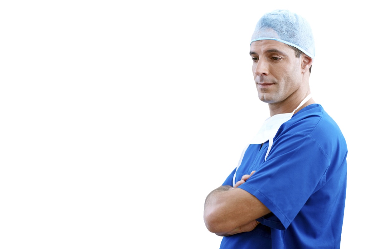 infirmière portant sac médical