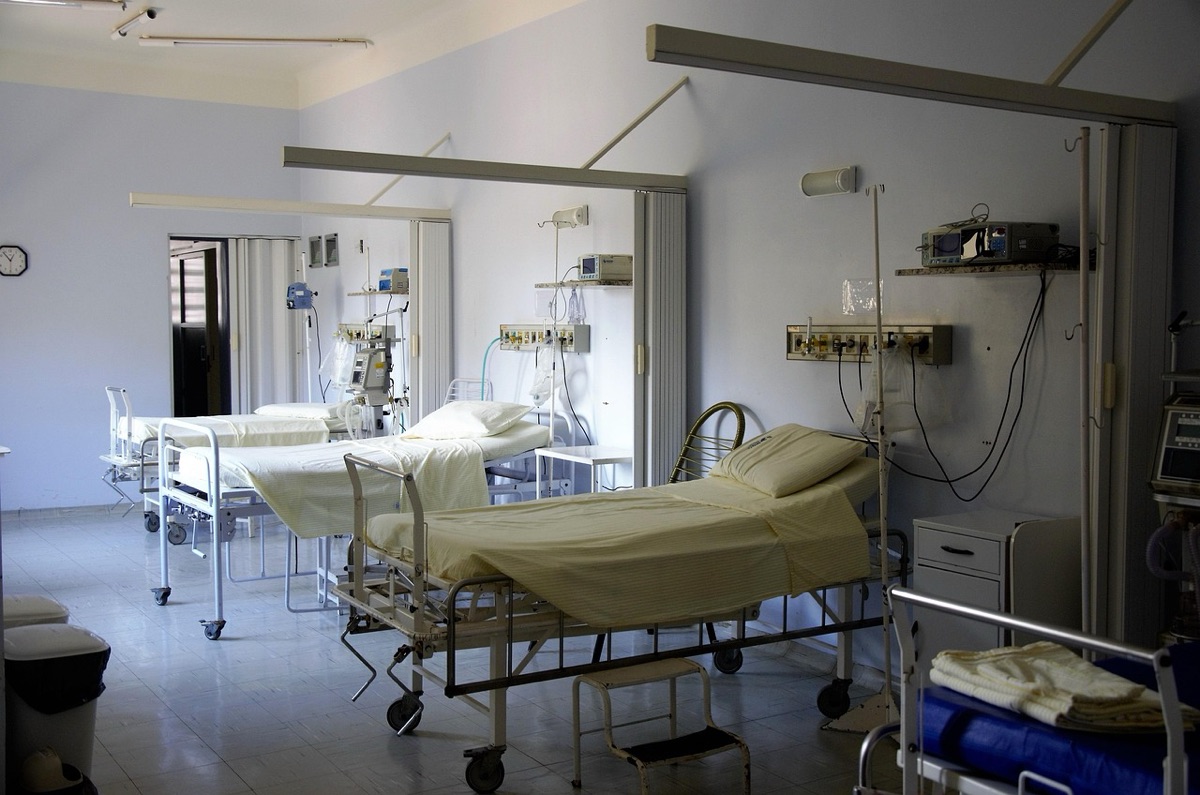 médecin en chambre d'hôpital