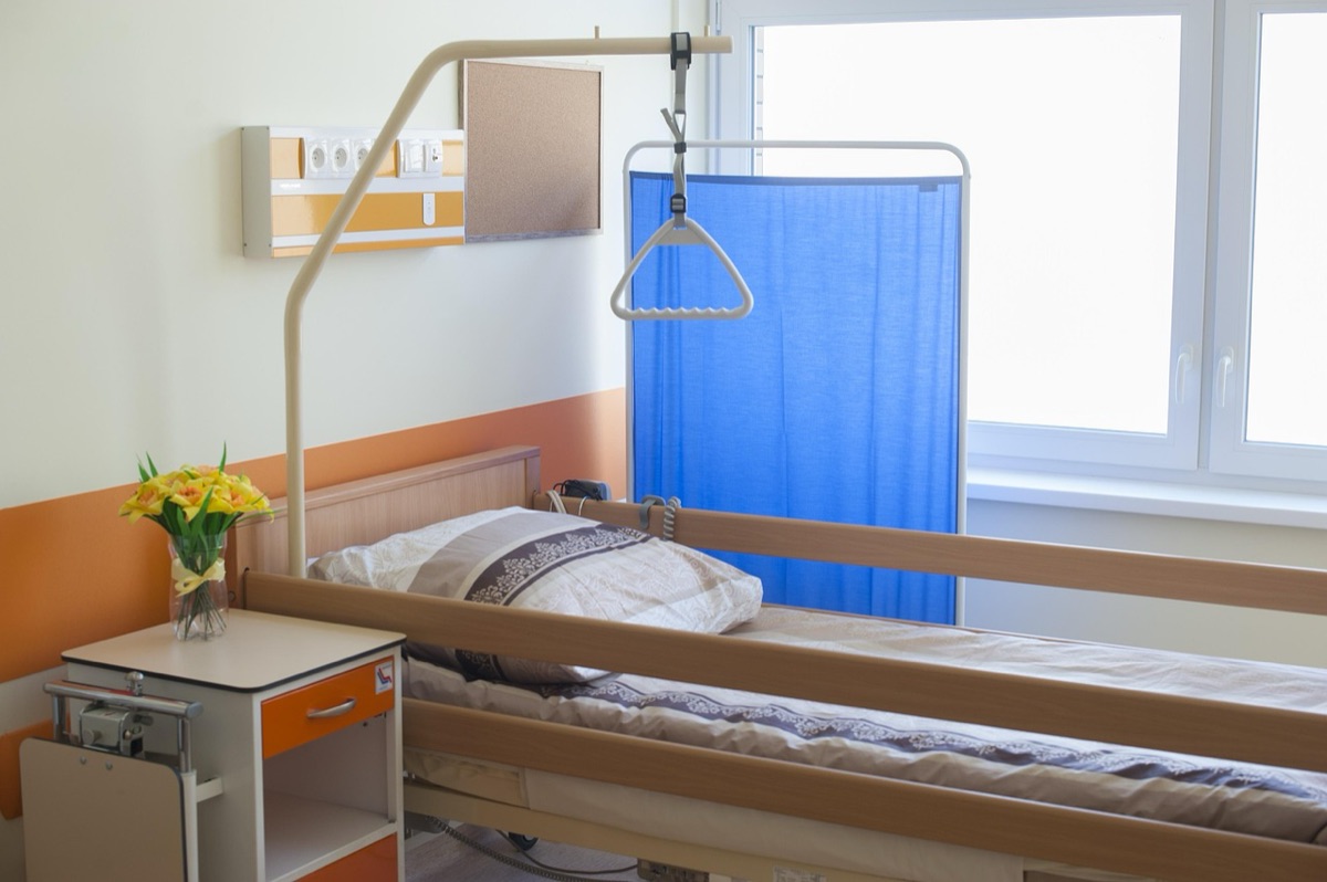 stanza ospedaliera con attrezzature mediche
