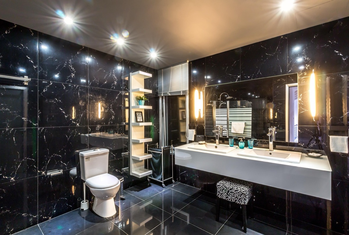 Spiegel in het toilet met een vermoeide blik en reflectie