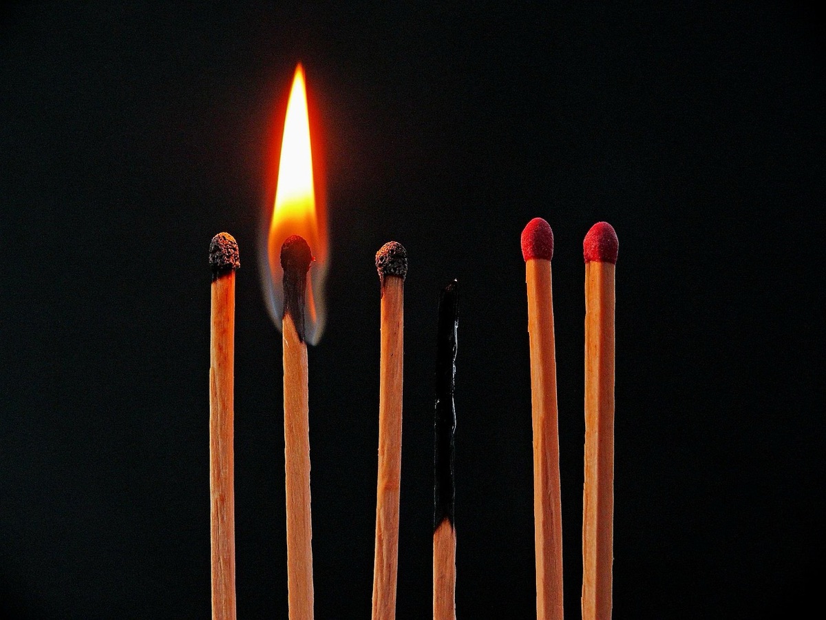 Burn-out-kaart in een stil medische kantoor met medisch personeel
