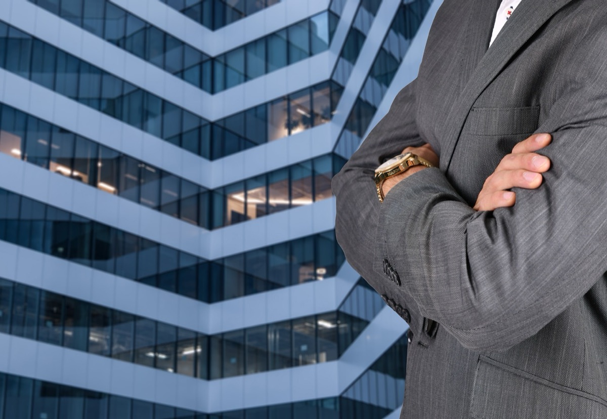 Un ufficio moderno con vetrate che mostrano una città frenetica