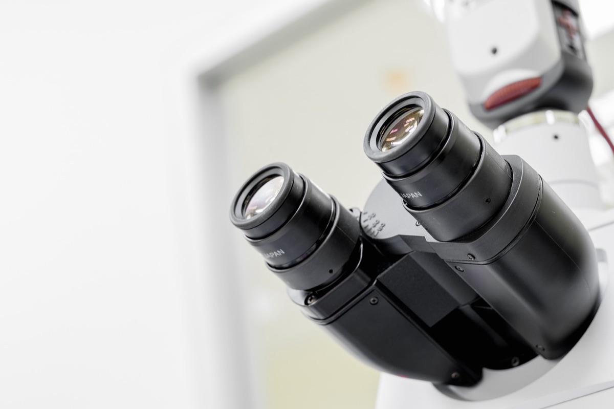 Microscoop en monsteranalyse in een laboratorium