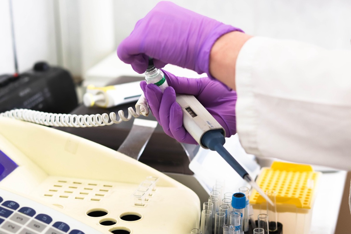 Medisch technoloog doet klinische tests op bloed- en weefselmonsters