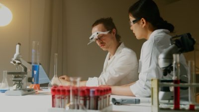 Labortechniker 80%: Guide zur Rolle in der modernen Medizin